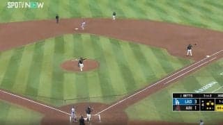 どこ見てんだよ！ 大谷翔平が「消えた」 相手投手が気づかない… 一瞬の隙を突く“爆速盗塁”に球場騒然