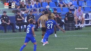 大丈夫か？久保建英、スタジアムに響く苦痛のうめき声 背後からの危険な脛蹴りに転倒悶絶の瞬間