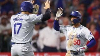 「大丈夫かな」「心配に」リハビリ中の大谷に…ベッツ“強烈ハイタッチ”に不安の声も