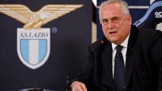 単なる偶然or土壇場での強奪画策？　フンメルス到着に沸くローマの空港に宿敵ラツィオの名物会長の姿…