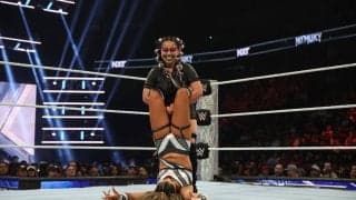 怖すぎる、攻撃が効かない…！ ゾンビのような女子レスラー、強烈インパクトに戦慄