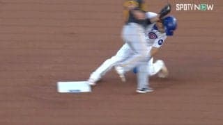 鈴木誠也が「パンチされた！？」“予期せぬハプニング”発生　頭に“強烈タッチ”直撃で「危なすぎ」