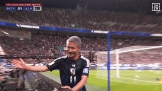 えっ、誰とハイタッチした？ 日本代表FWの“珍セレブレーション”にファン注目！「槙野さんそこにいたんかいw」「現役さながらのポジショニング」