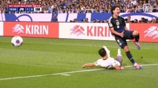 あわや大怪我の危険プレー！南野拓実 “足裏タックル” 直撃で足首グニャリ「大丈夫か」転倒悶絶も即復活でファン安堵「無事でよかった」