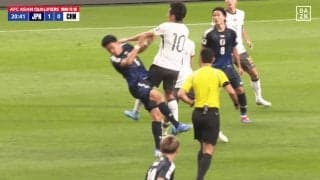 「危ない！」遠藤航が中国代表MFと激しくクラッシュ…「肘を出してるだろ」「怪我させないでくれよ」ファン心配の瞬間