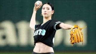 28歳の超絶美女が東京Dに登場…ヘソ出し＆ピタパンの衝撃“黒コーデ”　魅惑の笑顔に歓声