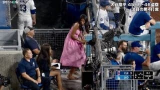 危ない、逃げて！ 大谷翔平の打球でド軍女性レポーターが“危機一髪” 「ワトソンさん逃げるw」現地中継でも話題に