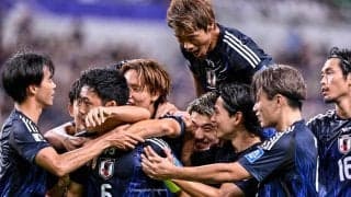 「修学旅行みたい笑」日本代表の移動チャーター機内の雰囲気抜群“ワイワイショット”が話題！「ひょっこり純也可愛い」「久保選手いい味出すなぁ」の声