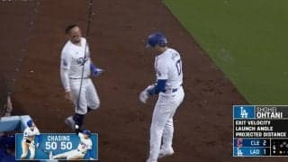 何やってんだ？ 大谷翔平が“謎の動き” 豪快アーチ後に喜びすぎて様子がおかしくなる「飛んでるな」