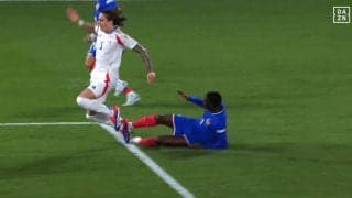 格闘ゲームかよ！ 予期せぬ大回転キックを食らい悶絶…「完全に貰い事故」「可哀想すぎるって」イタリア代表DFを悲劇が襲った瞬間