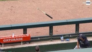 衝撃映像… すっぽ抜けたバットが「怖すぎ」 ヤンキースベンチを直撃する“想定外のハプニング”