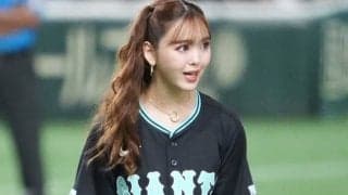 人気モデルが「ティファニーユニ」でコロコロ投球に“涙”　へそ出しスタイルで魅了