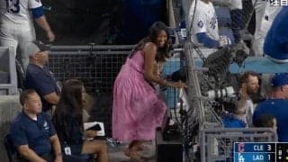 何が起きた？ 大谷翔平の打席で女性リポーターに“珍ハプニング”　びしょ濡れに続く… 巻き込まれ“災難”に「大変だなw」