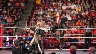 「どちらも美しい」世界的人気の日本人女子レスラー、世界的に希少なアルビノのワニと2ショット披露