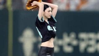 巨人ナインも＂見惚れた＂ 東京ドームに舞い降りた28歳女優の始球式に反響止まらず！「神スタイル」「時が止まった」