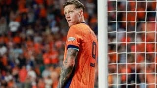 クーマン監督も収まりそうにないと見るや肩をポン…オランダ代表の練習中にヴェグホルストvsティンバー