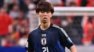 「高井くんが可愛すぎる」日本代表最年少DF、誕生日サプライズでハニカミ笑顔！ 久保建英は“ケーキ運びでミス”で爆笑ツッコミ