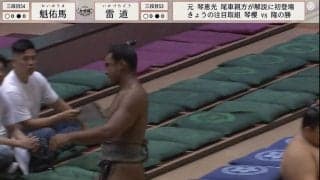 “バキバキ筋肉ボディ”19歳力士の身体能力がエゲツない 土俵下に落下も「倒れない」「相撲のスタイルもイケメン」館内どよめき