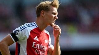 松葉杖姿でチャーター機に乗り込む…足首負傷のウーデゴールは重傷の可能性でダービー、CL、シティ戦と不在か