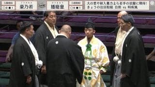 若手行司の顔に“異変”が発生 物言い協議中に浮かべた表情が話題 難しい軍配での微笑ましい一コマ