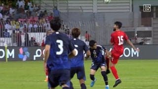 鎌田大地、ラフプレーに怒りのフェイスオフ「荒すぎだろ」背後からタイキックを喰らって悶絶転倒の瞬間「蹴ってたぞ」