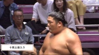 尊富士の“珍しい”化粧まわしにどよめき「目細めてみると文字が？」「何か書いてあるのかな…」さまざまな憶測も