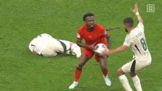 「こいつら何やってんの」中国代表の珍シーンが話題沸騰　ボールを抱えてフェイント突破→小競り合いから一触即発のフェイスオフ「別スポーツすぎておもろい」