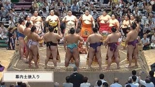 力士本人に“そっくり”な化粧まわしにファン騒然 土俵入りでの思わぬ一コマにざわめき