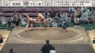 力士の足が「シェー！」あまり見たことない…予想外のコミカルな動きに「勝った人の足w」「なにかわいい」ファンどよめき