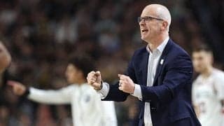 レイカーズと契約寸前まで進むも…コネチカット大のハーリーHCがオファー辞退の内幕を語る