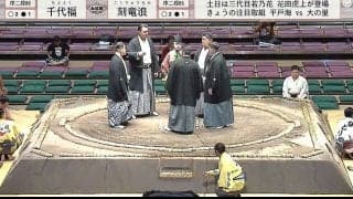 「ドキドキしてる？」「泣かないで」2度連続の同体物言いで17歳行司の緊張感が伝染……“表情変化”に相撲ファンが注目「こんなことあるんだ…」