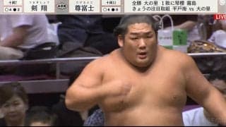 「真っ赤だ」「燃えている」尊富士の“ド派手な化粧まわし”が大沸騰「かっこいい」「素敵だ」反響続々