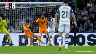 え、なんで？久保建英の超決定機が阻まれた...「リュディガーかよ」ど真ん中ぶち抜きの強烈弾丸シュートが枠外に弾き出された瞬間