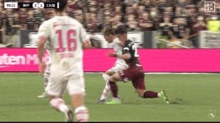 「殴ってるやん！」顔面にエルボー直撃でもノーファウル…「荒いわ」「腕をあんな高く上げる必要ない」疑惑の判定にファン騒然