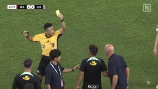 「なんでキレてるの？」危険タックルの判定をきっかけに両指揮官が猛抗議→審判との口論の末にイエローカードが提示された一部始終