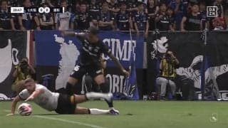 「カード出せよ！」“報復キック”をめぐる際どい判定にやきもき...「普通に蹴ってるやん」「先に倒された」両者被害主張でファン紛議