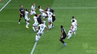 「なにすんや！」板倉滉への“危険すぎる突撃”にファン激怒…「もろファウル」「突撃派」巨漢から体当たりを食らって悶絶した瞬間