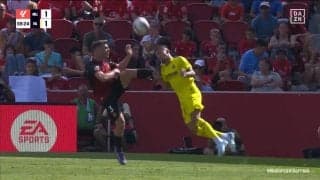 危険すぎる！GKの顎を打ち抜くハイキック炸裂で一発退場「これは酷い」「格闘技かよ」足裏を顔面に向けた危険プレーにファン悲鳴