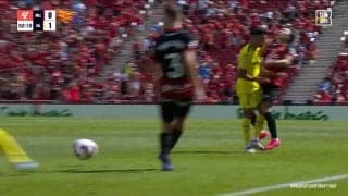 あぶねえだろ！浅野拓磨に“進路妨害”の危険なショルダータックル　「顎跳ね上がってたぞ」顔面強打で倒れ込み足をばたつかせて悶絶の瞬間