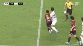 想像を絶する激痛！超至近距離から審判の股間にボールが直撃「悶絶してもおかしくない」「よく耐えれるな」緊急事態にも冷静だったレフェリーの神対応が話題