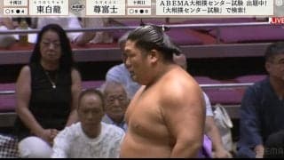 尊富士が「前に倒れた」まさかの展開で思わず浮かべた表情にファン注目「どうしたんや」館内は騒然