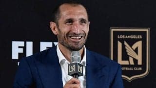 居合わせた女性ファンや少年にスマートな対応…ユーベ帰還のキエッリーニ氏がさっそく初仕事で颯爽と登場