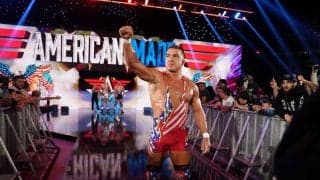 これはヤバい…背中に筋肉のコブがいくつも！ トップレスラーの衝撃の筋トレシーンにファン騒然