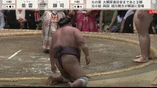 「どうした」「大丈夫？」あわやの事態にどよめき…対戦相手が心配そうに見つめるも気力を振り絞り館内が拍手と歓声に変わった瞬間