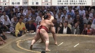 砂かぶりに大物漫才師が映り込み 隣には“奇跡の仲直り”遂げた伝説漫才師の姿も…「楽しそう」「拍手してる」ワイプのようなリアクションに反響