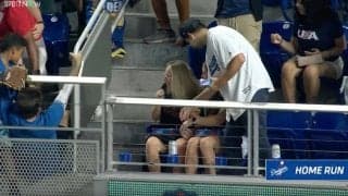 大谷翔平、特大アーチで女性観客に“想定外のハプニング”「どうした？」 48号ボールをうっかりゲット「ラッキーすぎ」