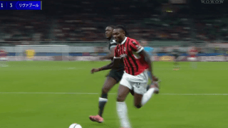 バケモノかよ…ミラン10番の“急加速ドリブル”が衝撃的！「初めて見た」「脅威すぎる」リヴァプール俊足DFをぶっちぎった瞬間