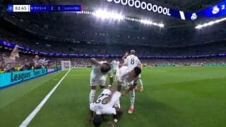 「めっちゃボコってる」若手が大先輩の背中をボッコボコに...音を立ててぶったたく衝撃の強烈祝福シーン「日頃の仕返し」「部活かよ」