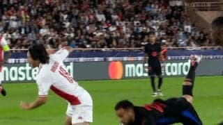 「南野拓実にボールを盗まれた」退場のバルサDF、GKと並んで現地メディアから批判の声…「0.5秒ほどボールから目を離した」「誤った判断のパス」