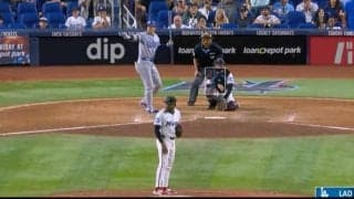 何が起きた？ 大谷翔平、51号の打席で“想定外のハプニング”「いきなりどうした」 まさかの展開に… 球場騒然